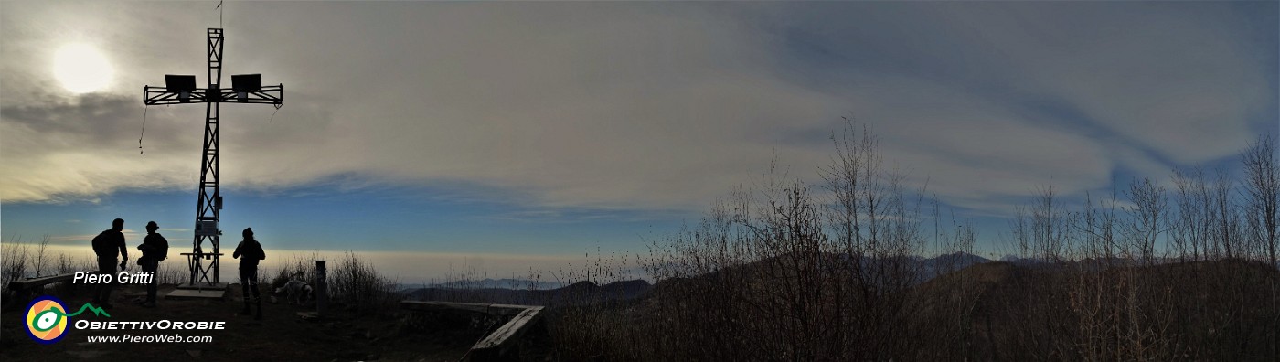 43 Panoramica al crocione anticima sud del Podona (1183 m) in controluce.jpg